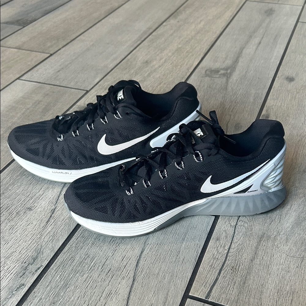 Nike Women’s Black and White Running Sneakers
